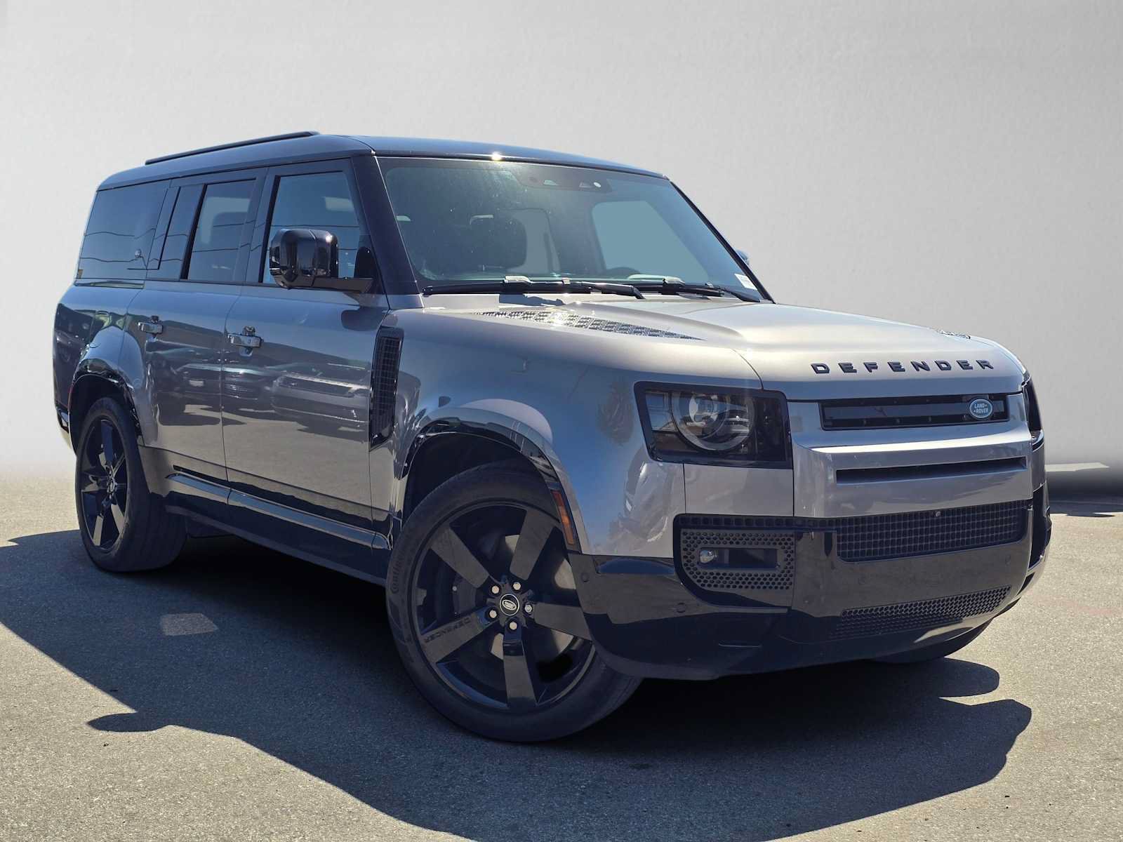 Used 2024 Land Rover Defender 130 X-Dynamic SE AWD/4WD image 2
