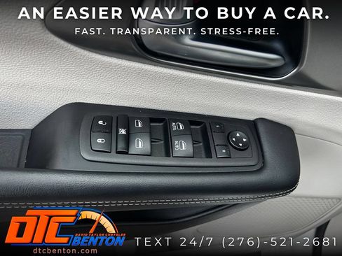 Used 2023 Chrysler Pacifica Touring-L AWD/4WD image 15