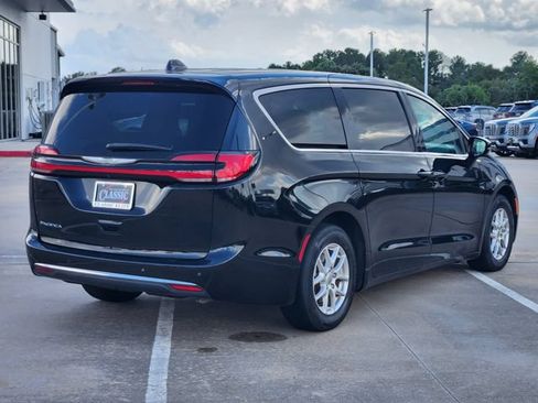 Used 2024 Chrysler Pacifica Touring-L FWD image 7