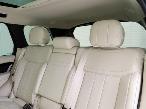 Used 2025 Land Rover Range Rover SE image 25