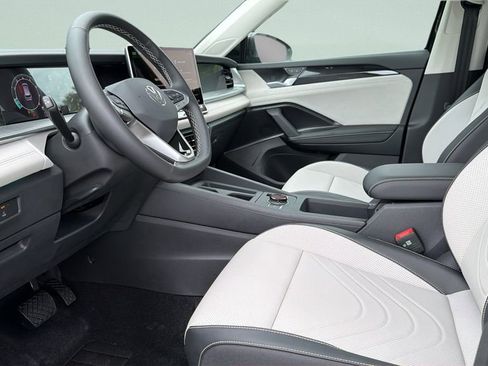 New 2026 Volkswagen Tiguan SE FWD image 28