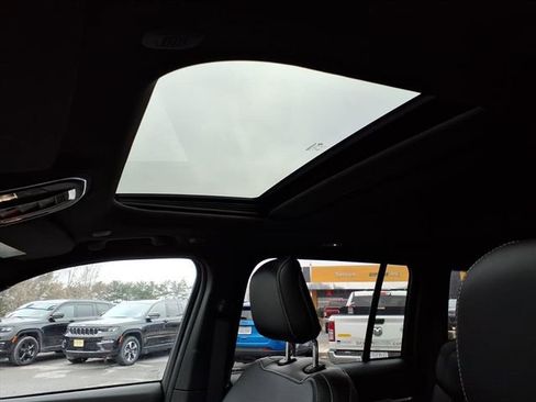 New 2026 Jeep Grand Cherokee Altitude image 25