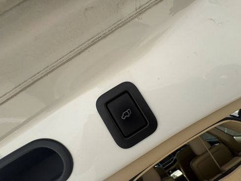 Used 2016 Toyota Highlander XLE FWD image 22
