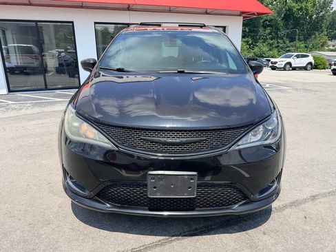 Used 2020 Chrysler Pacifica Touring-L w/ S Appearance Package FWD image 9