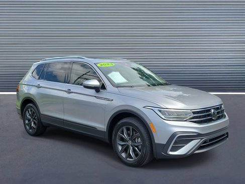 Used 2023 Volkswagen Tiguan SE FWD image 2