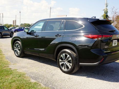 Used 2021 Toyota Highlander XLE image 19