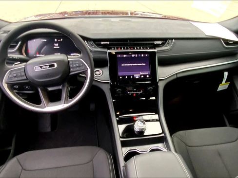Used 2025 Jeep Grand Cherokee Laredo AWD/4WD image 5