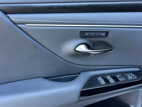 Used 2025 Lexus ES 300h w/ Premium Package FWD image 12