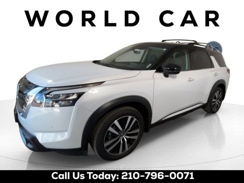 Used 2025 Nissan Pathfinder Platinum image 1