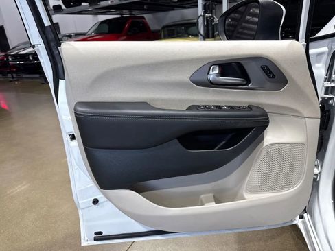 Used 2023 Chrysler Pacifica Touring-L FWD image 28
