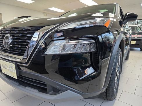 Used 2023 Nissan Rogue SV w/ SV Premium B Package image 6