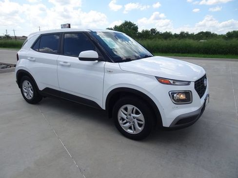 Used 2022 Hyundai Venue SE FWD image 3