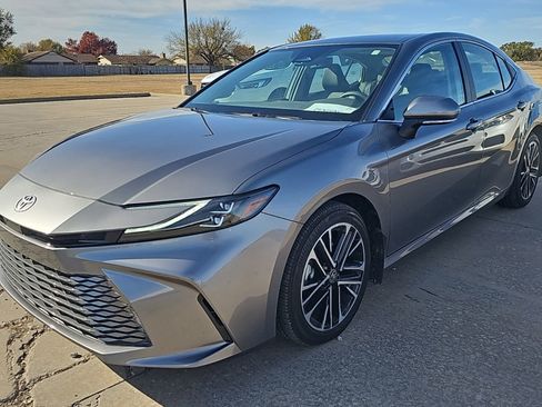 Used 2025 Toyota Camry XLE image 3