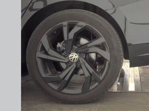 Used 2025 Volkswagen Jetta SE FWD image 10