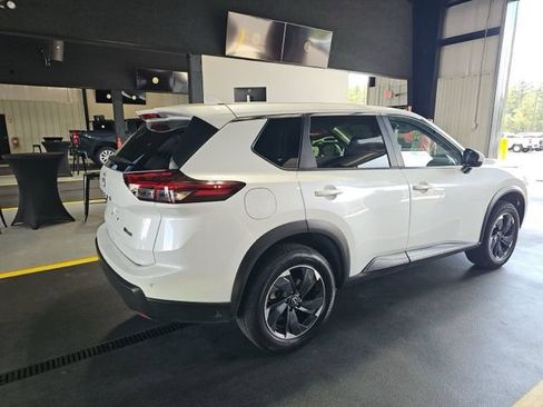 Used 2024 Nissan Rogue SV AWD/4WD image 4