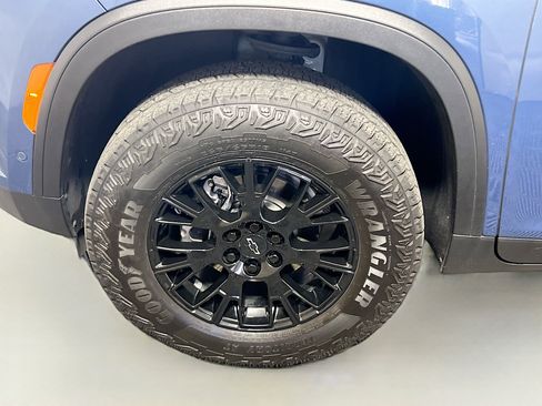 Used 2025 Chevrolet Traverse Z71 w/ Enhanced Driving Package AWD/4WD image 13