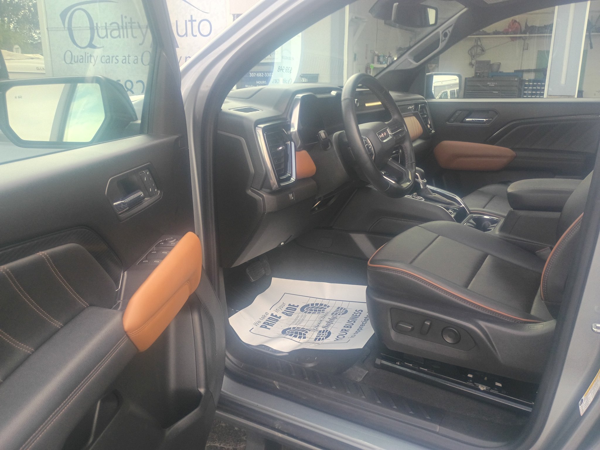 Used 2023 GMC Canyon AT4 w/ AT4 Premium Package AWD/4WD image 11