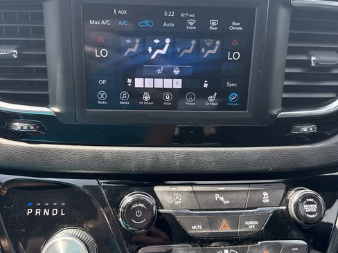 Used 2019 Chrysler Pacifica Touring-L w/ S Appearance Package FWD image 11