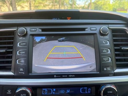 Used 2019 Toyota Highlander Limited AWD/4WD image 16