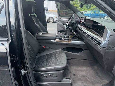 Used 2025 Cadillac Escalade ESV Sport Platinum w/ LPO, Floor Liner Package AWD/4WD image 32