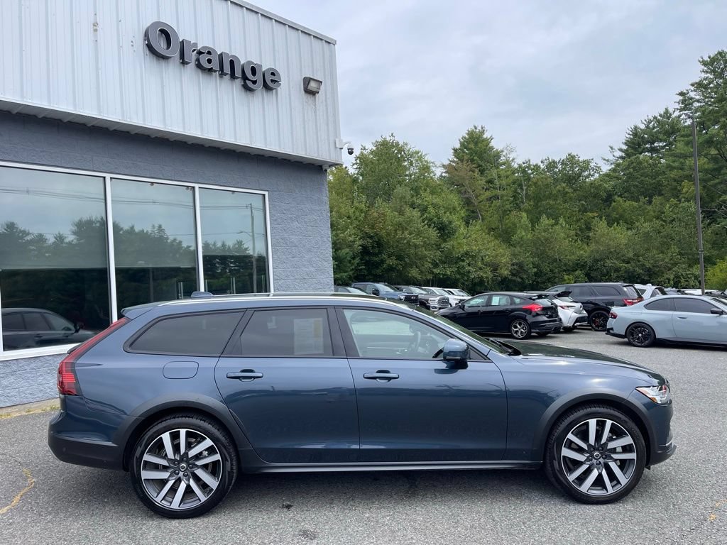 Used 2025 Volvo V90 B6 Cross Country Plus w/ Protection Package Premier AWD/4WD image 7