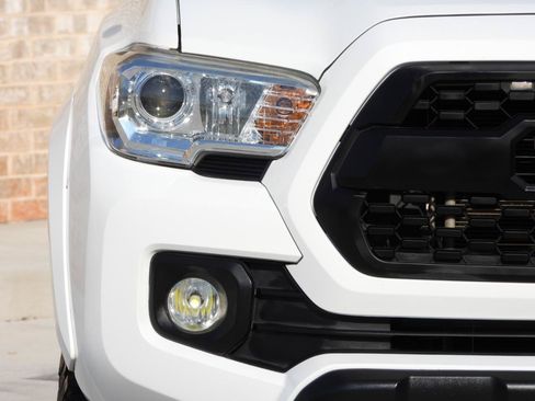 Used 2021 Toyota Tacoma SR5 RWD image 44