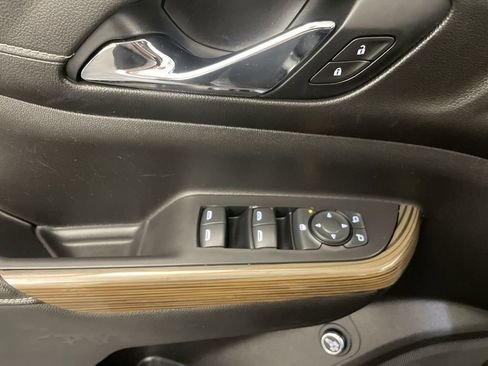 Used 2020 GMC Acadia SLE w/ Driver Convenience Package FWD image 17