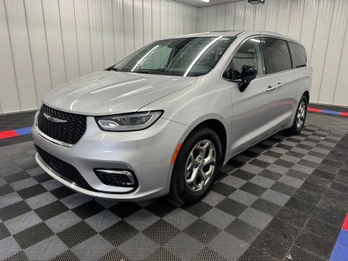 Used 2024 Chrysler Pacifica Limited FWD image 7