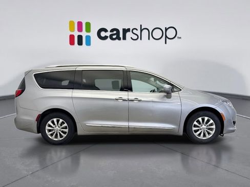 Used 2019 Chrysler Pacifica Touring-L FWD image 6