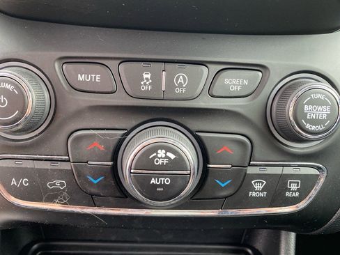 Used 2022 Jeep Cherokee Limited w/ Mopar Interior Package image 14