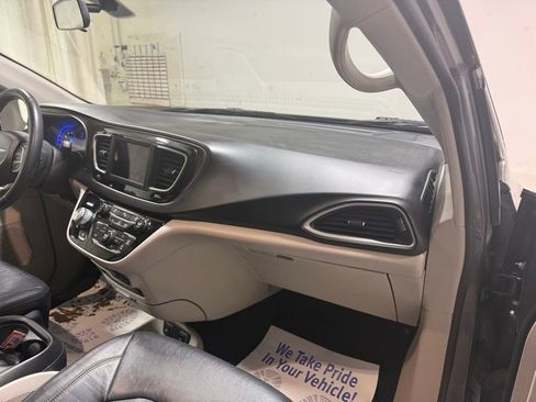 Used 2018 Chrysler Pacifica Touring-L FWD image 14