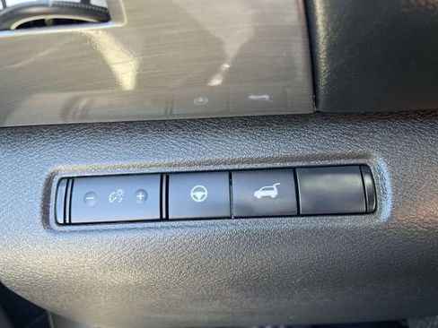Used 2025 Nissan Pathfinder SL FWD image 35