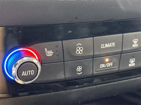 Used 2019 Buick Enclave Essence image 18