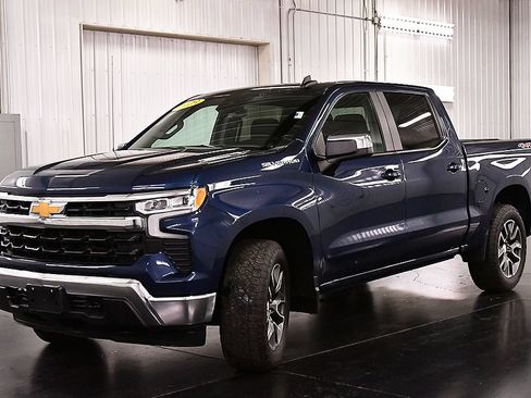 Used 2023 Chevrolet Silverado 1500 LT AWD/4WD image 3