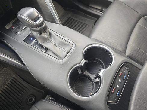 Used 2021 Toyota Venza XLE w/ Softex Package image 24