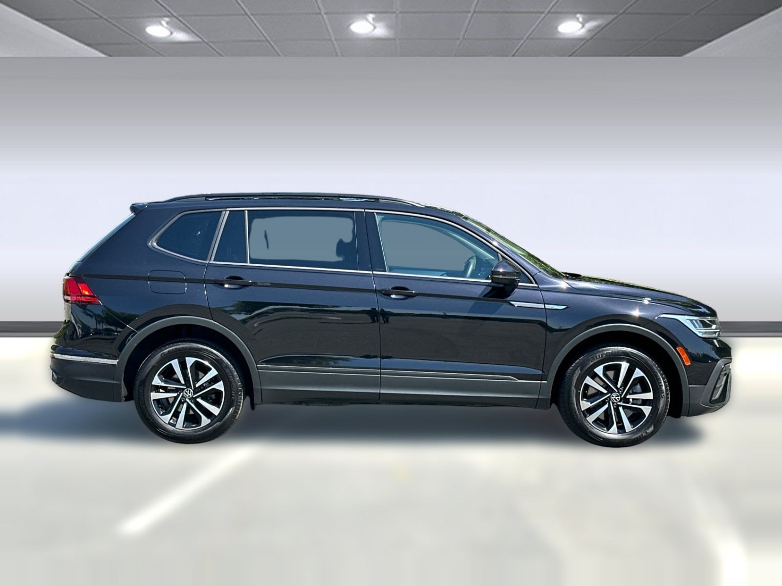 Used 2022 Volkswagen Tiguan S FWD image 8