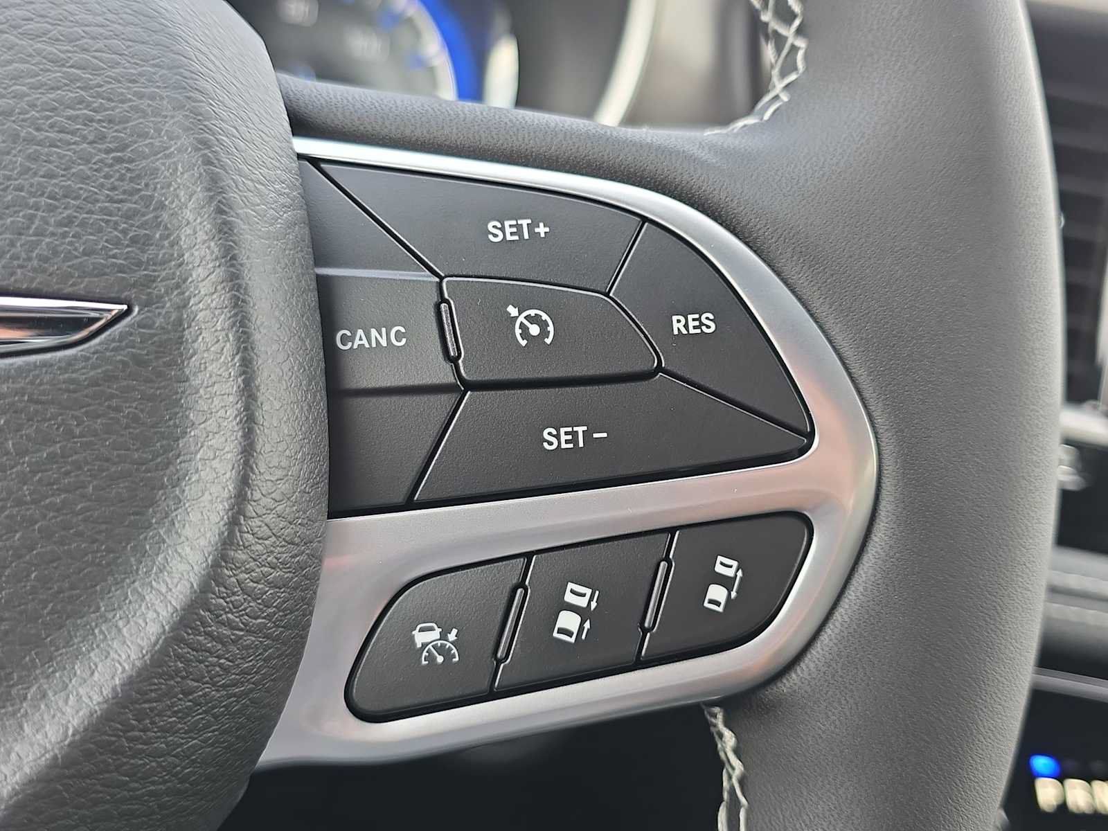 Used 2026 Chrysler Pacifica Select FWD image 28
