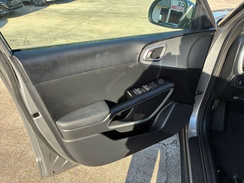 Used 2025 Kia Soul LX w/ LX Technology Package FWD image 15