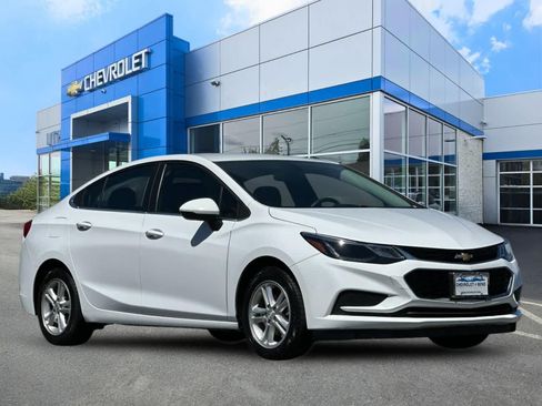 Used 2017 Chevrolet Cruze LT w/ Convenience Package FWD image 9