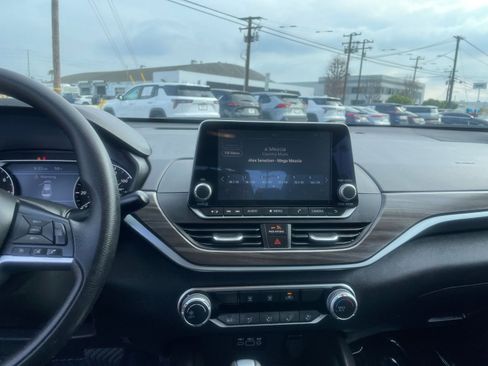 Used 2025 Nissan Altima 2.5 SV image 17