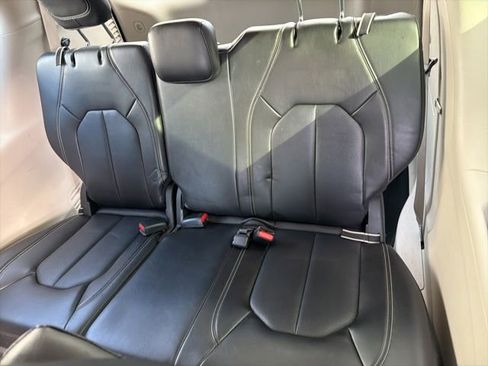 Used 2024 Chrysler Pacifica Select image 16
