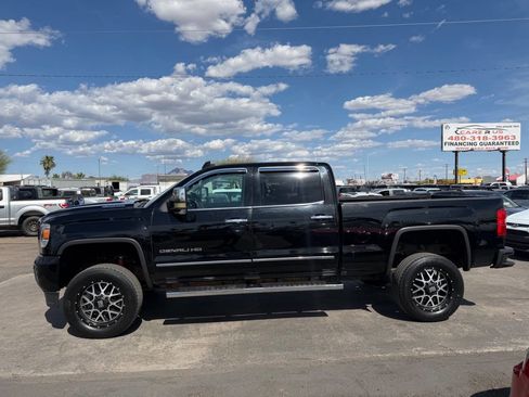 Used 2017 GMC Sierra 2500 Denali w/ Duramax Plus Package AWD/4WD image 4