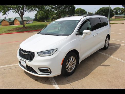 Used 2022 Chrysler Pacifica Touring-L FWD image 1