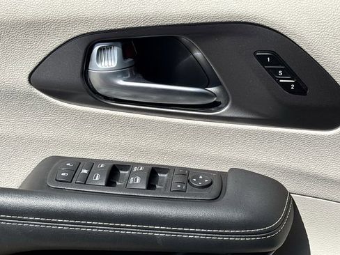 Used 2024 Chrysler Pacifica Touring-L FWD image 22