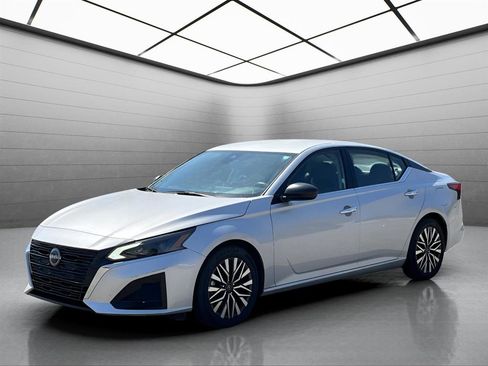 Used 2024 Nissan Altima 2.5 SV image 1