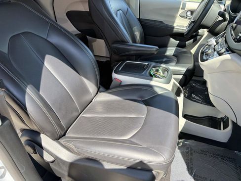 Used 2023 Chrysler Pacifica Touring-L image 23