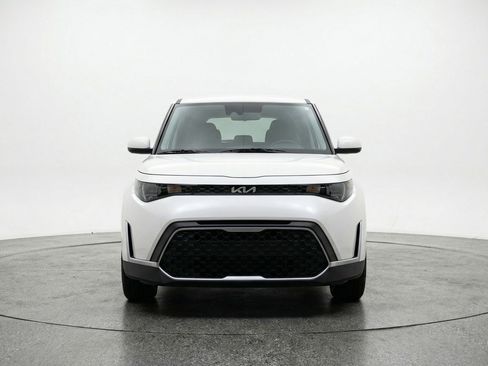 Used 2025 Kia Soul LX w/ LX Technology Package FWD image 2