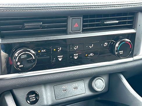 Used 2024 Nissan Rogue S image 33