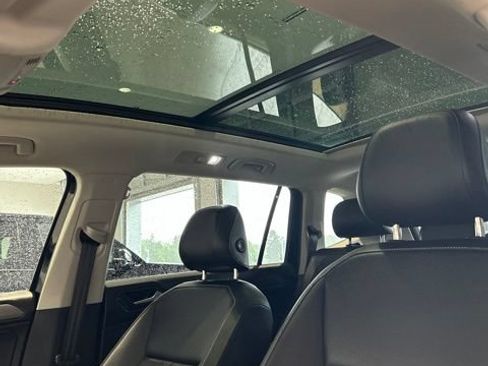 Used 2024 Volkswagen Tiguan SE w/ Panoramic Sunroof Package AWD/4WD image 18