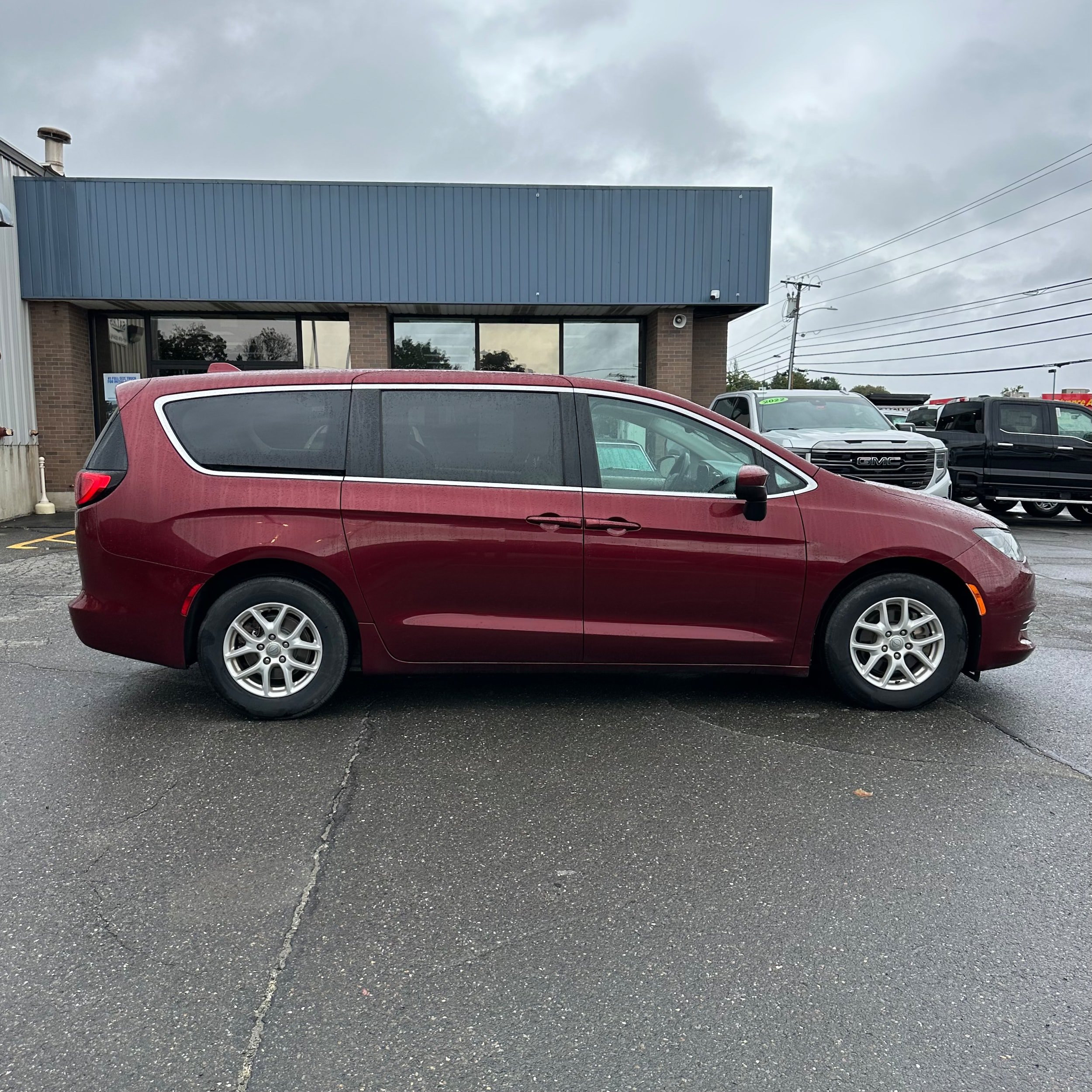 Used 2017 Chrysler Pacifica LX FWD image 2